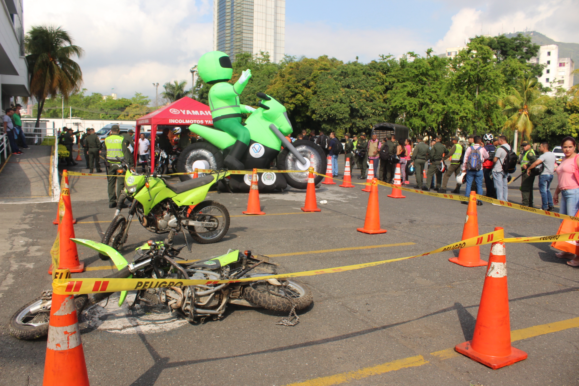 “El ejemplo empieza en casa” Se recomienda utizar cascos que cumplan con las normas técnicas