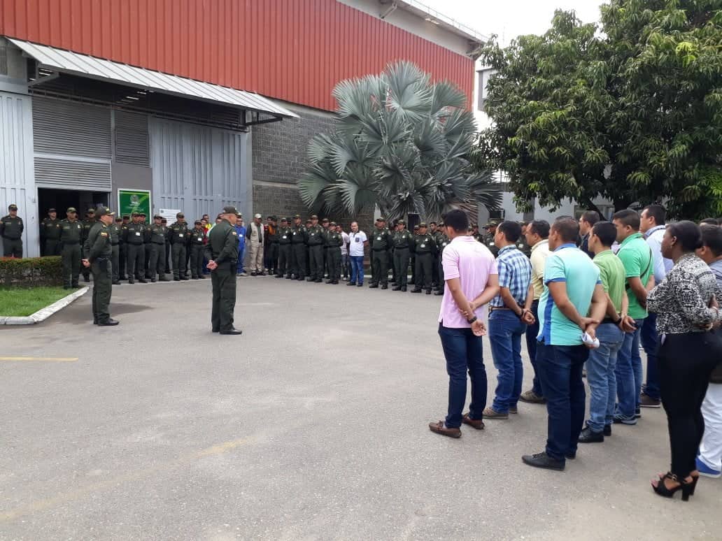 instrucciones al personal policial impartiendo_ordenes_y_consignas_al_personal