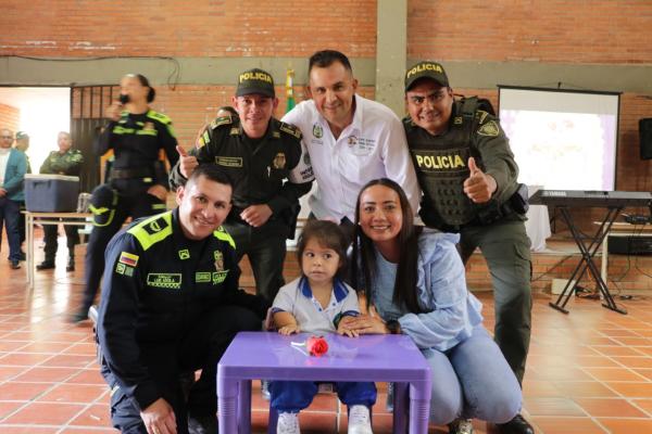 Con útiles escolares los policías en Santander visitaron a los habitantes de la zona rural
