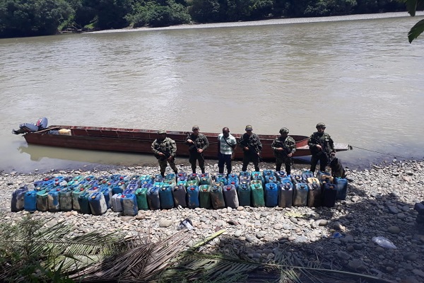 Importante decomiso de combustible en el puerto fluvial del Medio San Juan. Importante-decomiso-de-combustible-en-el-puerto-fluvial-del-Medio-San-Juan.