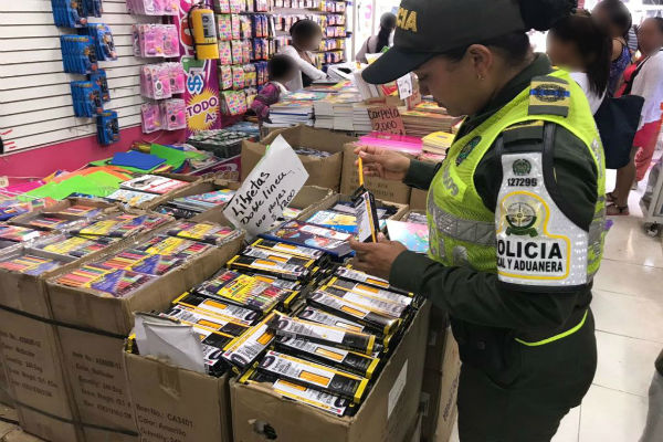 Continuamos propinando golpes contundentes al contrabando Incautación-útiles-escolares.