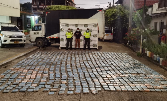 Media tonelada de marihuana incautada en vías del Magdalena Medio persona-capturada-policías custodiando-alucinógenos incautados