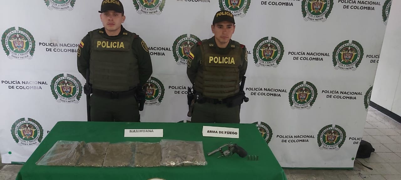 Incautamos 2.500 gramos de marihuana y un arma de fuego En las últimas horas logramos la incautación de 2500 gramos de marihuana y un arma de fuego