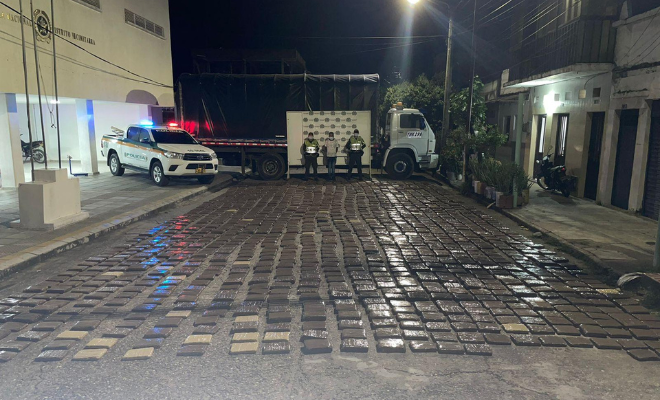 Incautamos 1.200 kilos de Marihuana Tipo Creepy, mediante la modalidad de ocultamiento Alucinógeno incautado-personas capturadas-policías custodiando