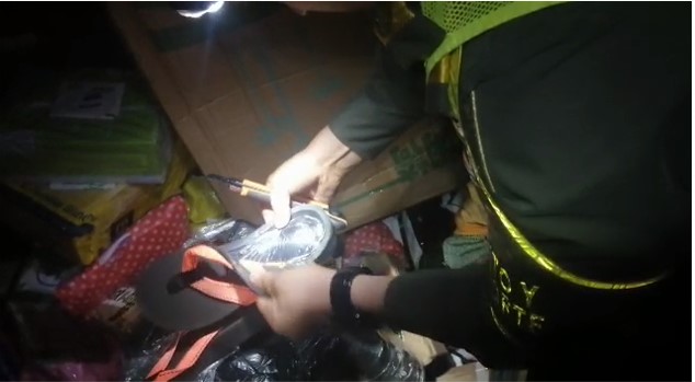 en cobijas y productos comestibles se hallaron 7 mil gramos más de marihuana  En las suelas de sandalias se halló 2 mil gramos de marihuana