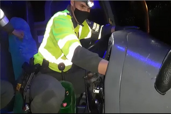 Encaletado en el tablero de instrumentos y porta equipaje del techo hallamos sustancia estupefaciente 43 paquetes de marihuana venían encaletados en un bus