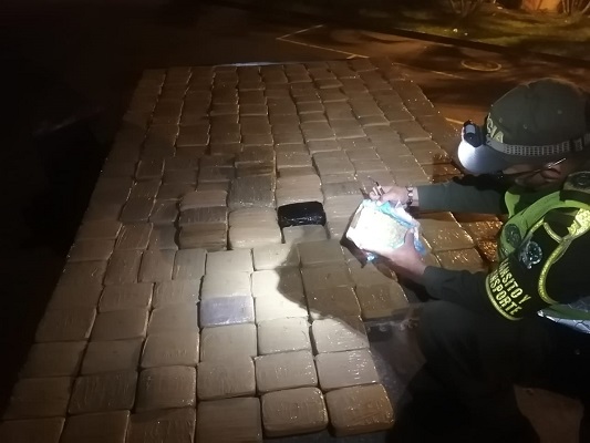 195 kilos de marihuana venían encaletados en la carpa de un camión 195 kilos de marihuana venían encaletados en el techo de un camión