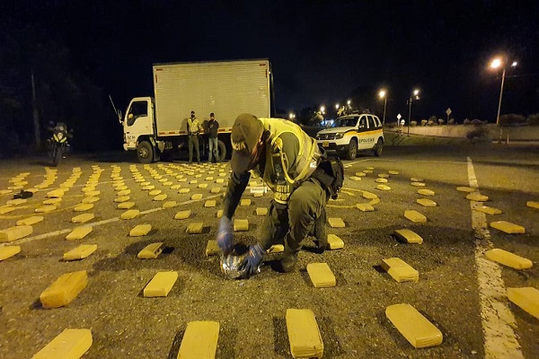 195 kilos de marihuana venían encaletados en la carpa de un camión 195 kilos de marihuana venían encaletados en el techo de un camión