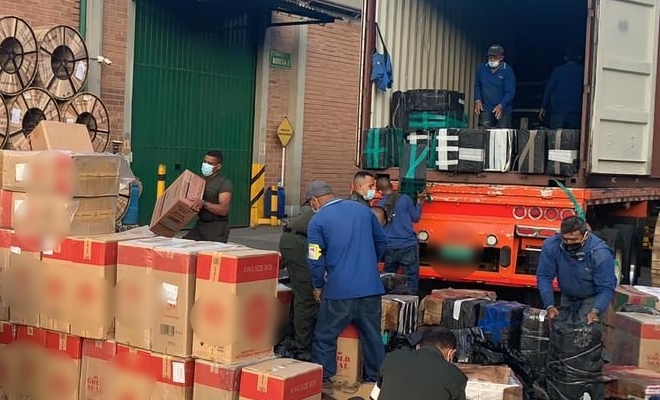 Personas bajando cajas