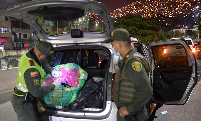 Policías inspeccionan vehículo en Medellín donde fueron encontrados 55 kilos de marihuana