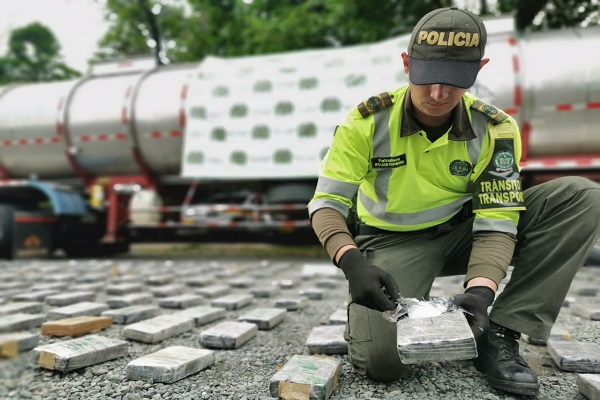 La droga tiene un avaluó comercial de más de 2.500 millones de pesos. En caleta adherida a la parte trasera del remolque de un camión fueron hallados 300 kilos de estupefacientes