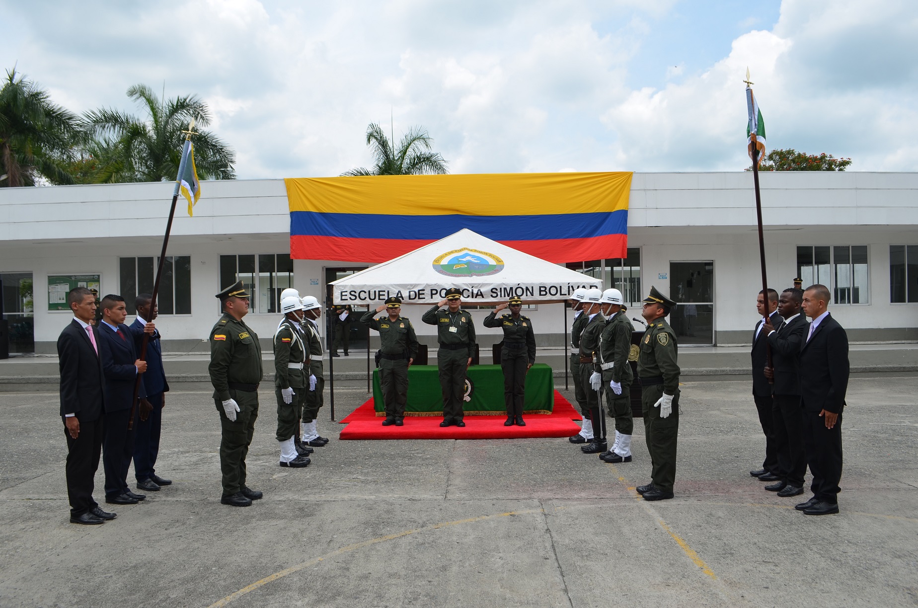 Ingresan a la Escuela de Policía Simón Bolívar para iniciar su proyecto de vida. Entrega de banderines a las compañías de estudiantes