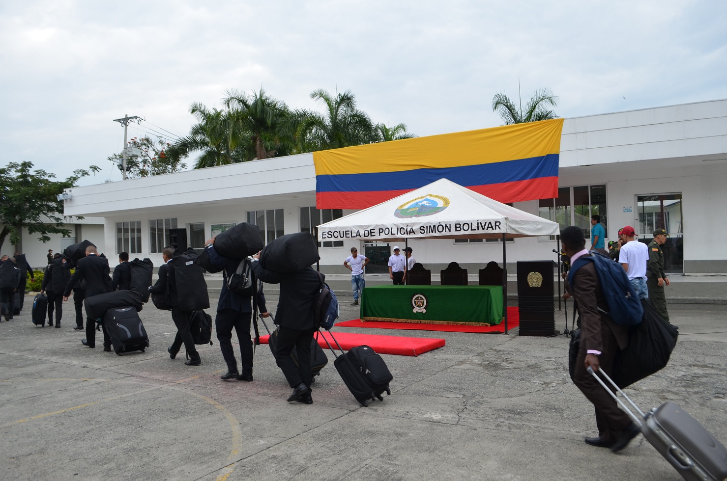 Ingresan a la Escuela de Policía Simón Bolívar para iniciar su proyecto de vida. Ingresan a la Escuela de Policía Simón Bolívar para iniciar su proyecto de vida.
