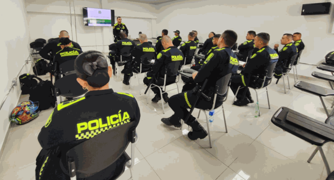 instrucción general, en el aula de clases al personal de instructores