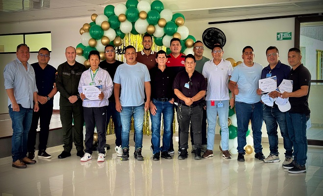 Periodistas y comandante de la Policía posan para la fotografía del evento en celebración del Día del Periodista 