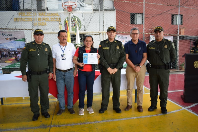 autoridades de Nátaga reciben certificado   integrantes_de_la_mesa_principal_con_certificado
