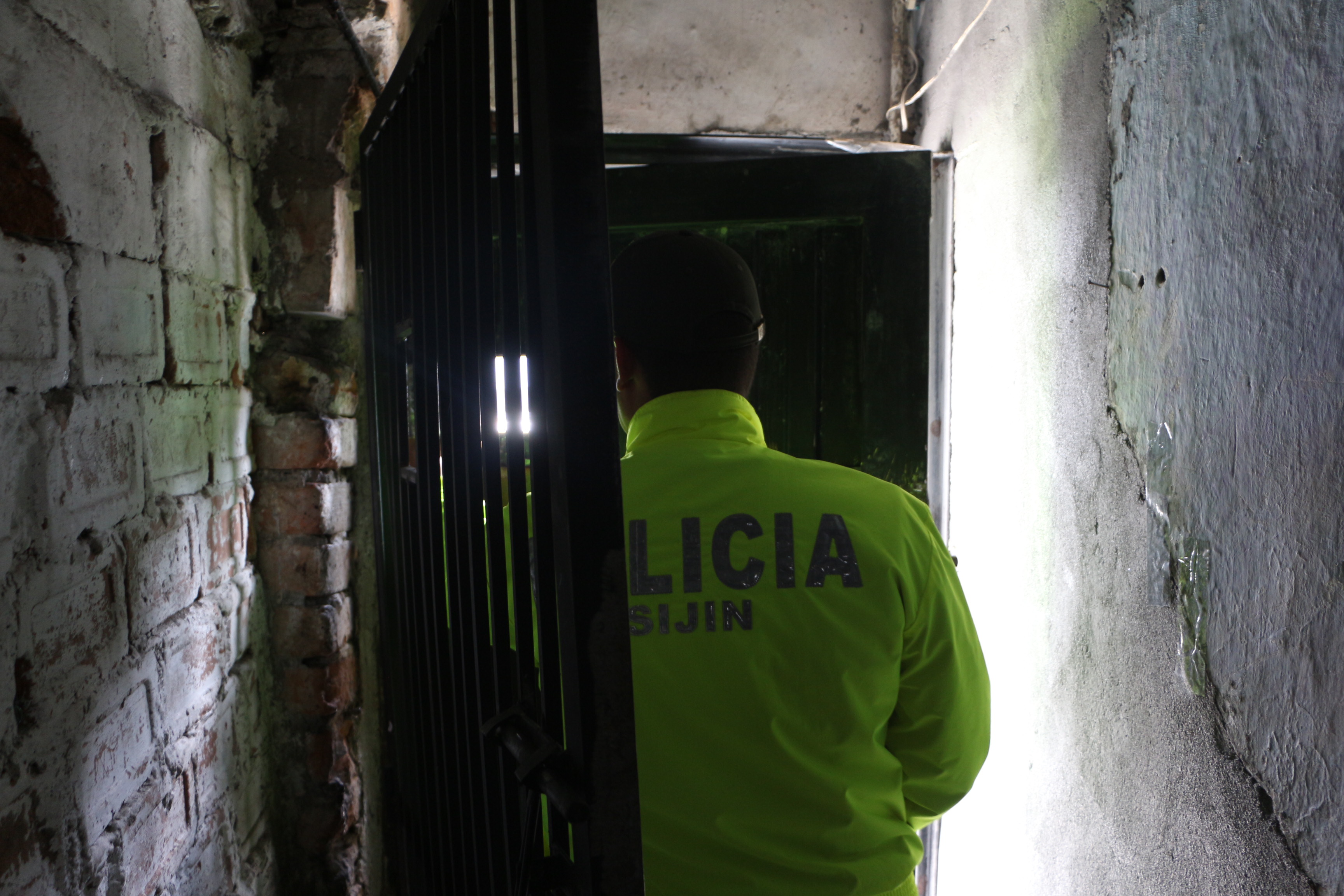 Así se ve desde el interior de la casa de vicio del tío  en Manizales  Investigadores en Manizales derriban el bunker donde se vendía droga