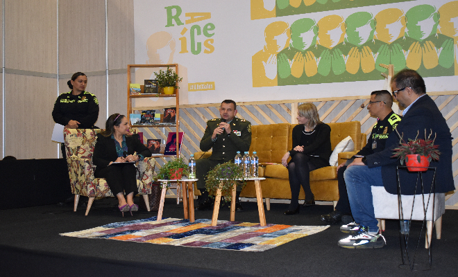 Intervenciones de ponentes en conversatorio