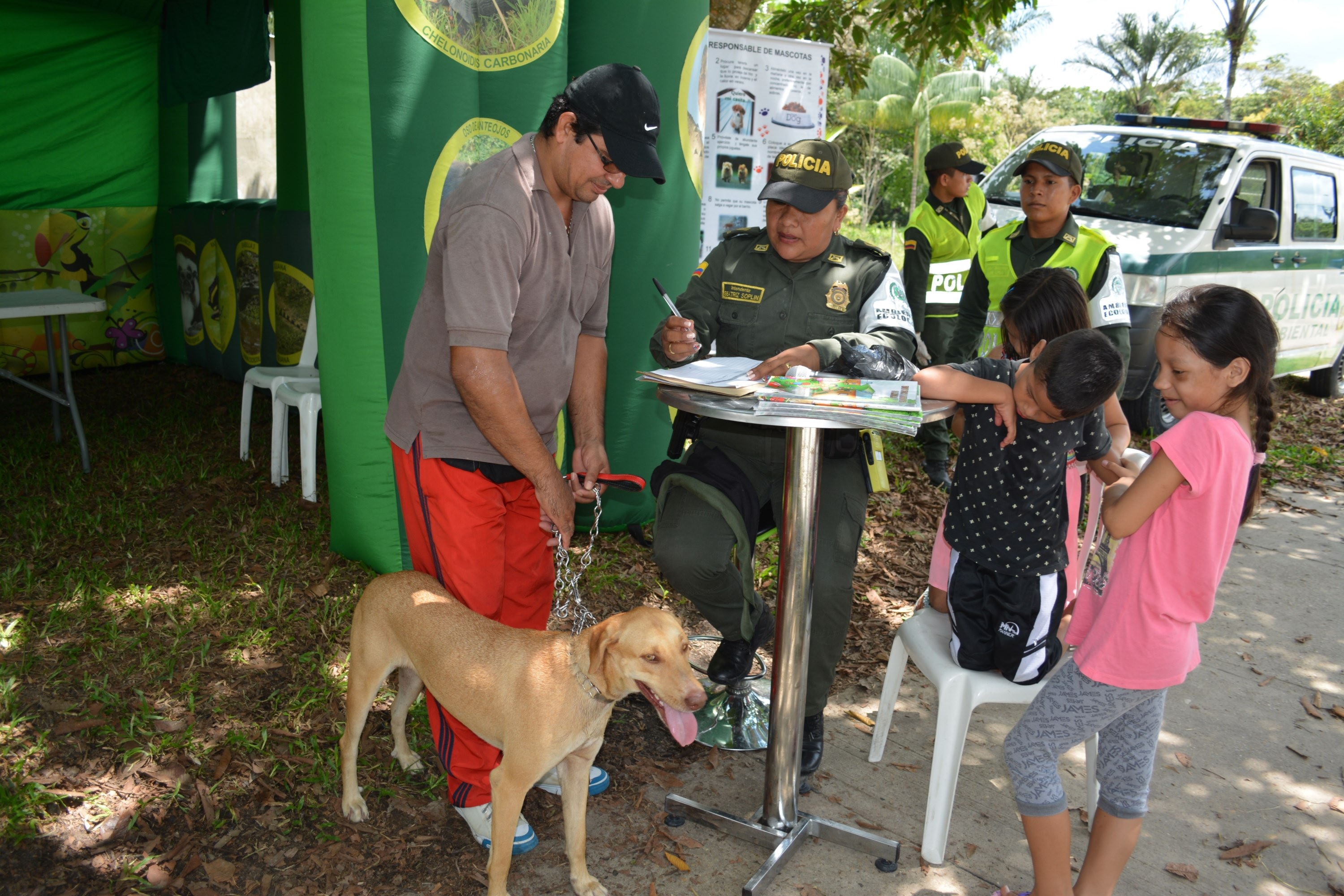 El grupo de policía ambiental convocó a la comunidad a vacunar sus mascotas 