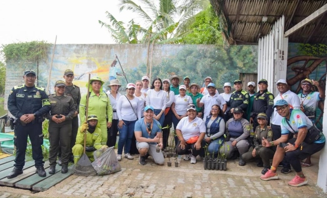 Participantes de la jornada ambiental de siembra de mangle realizada en el sector La Boca, corregimiento de La Boquilla.
