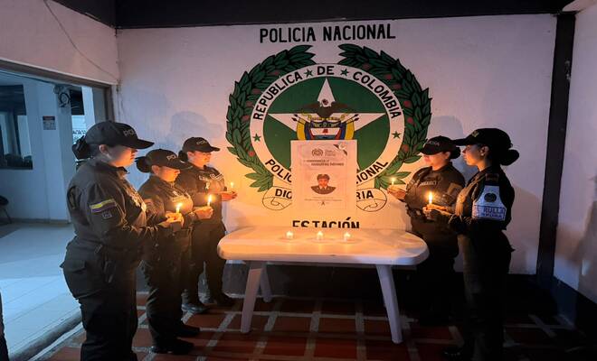 Unión de mujeres policías realizando velatón y oración por uniformada asesinada en el Charco Nariño 