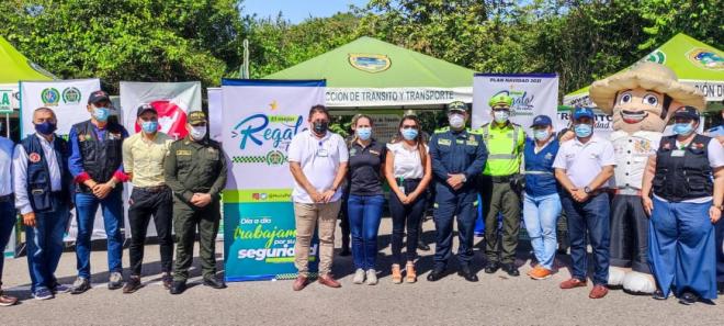 Más de 120 Policías integran el componente especial para apoyar la movilidad y acompañamiento a los viajeros en esta temporada policías y comunidad reunidos