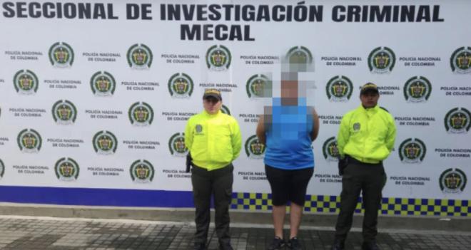 Capturado ex empleado de restaurante por hurto Persona capturada-policías custodiando