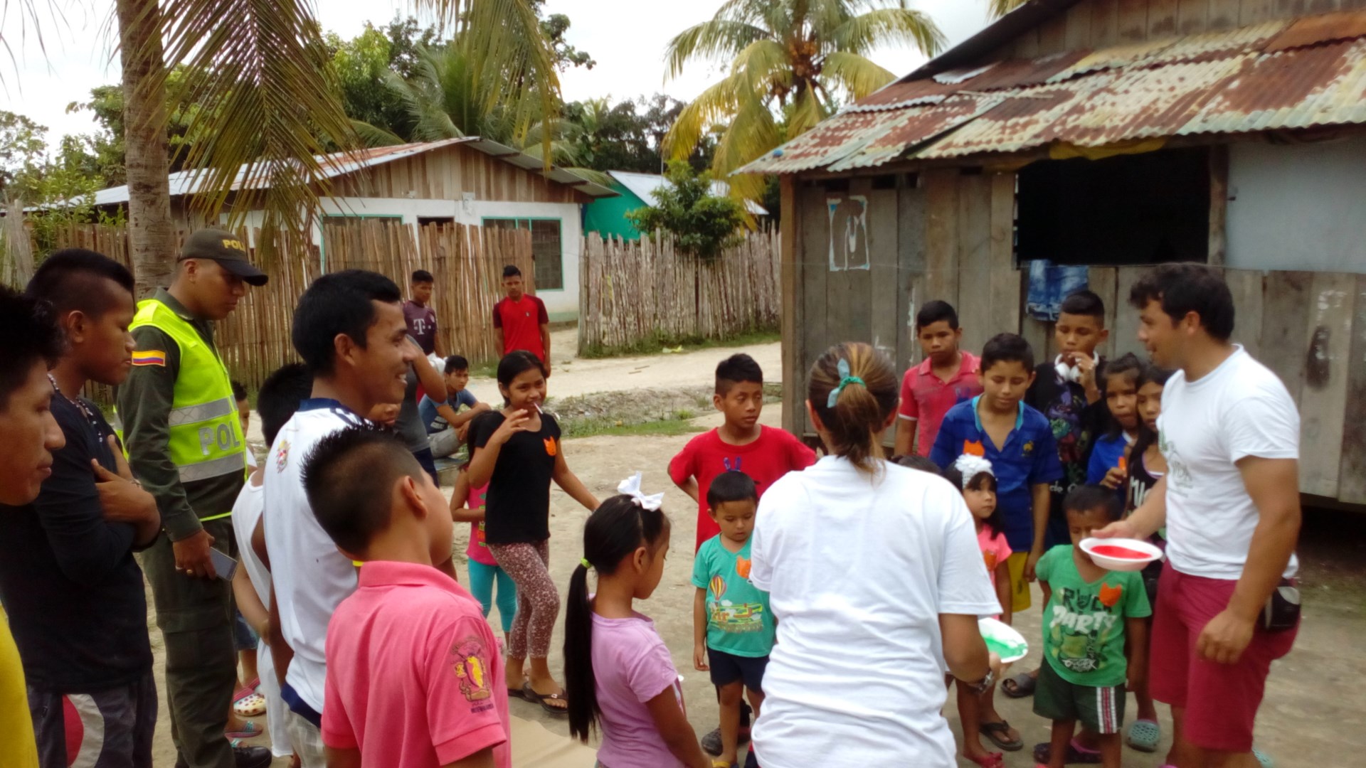 Entrega-de-kits-escolares -Policía Nacional y Fundación Vida llevan kits escolares a niños indígenas