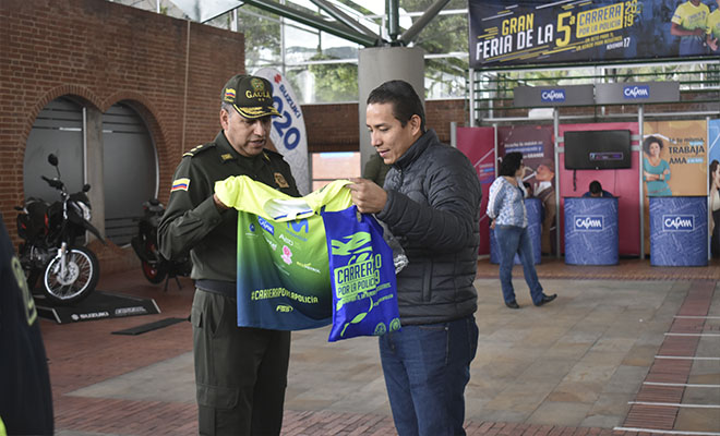 entrega-kit kit-carrera-por-la-policia-2019
