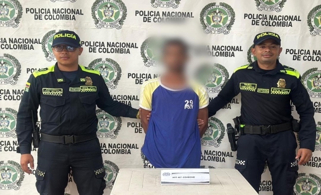 Dos Polic&iacute;as con un Capturado