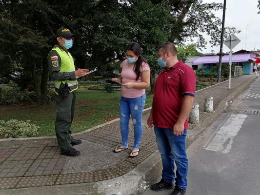 La-Policía-Nacional-sensibiliza-a-la-comunidad-sobre-el-uso-de-las-líneas-de-emergencia-2