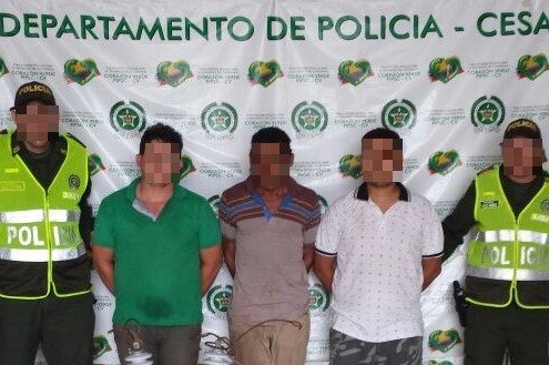 foto-policía-captura-a-tres-personas 