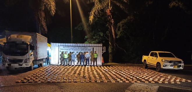 La Policía capturó a tres personas y realizó la incautación de 200 kilos de marihuana en la vía al llano 