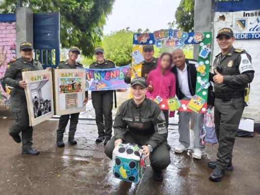 la polic&iacute;a nacional al lado de un padre de familia su hija