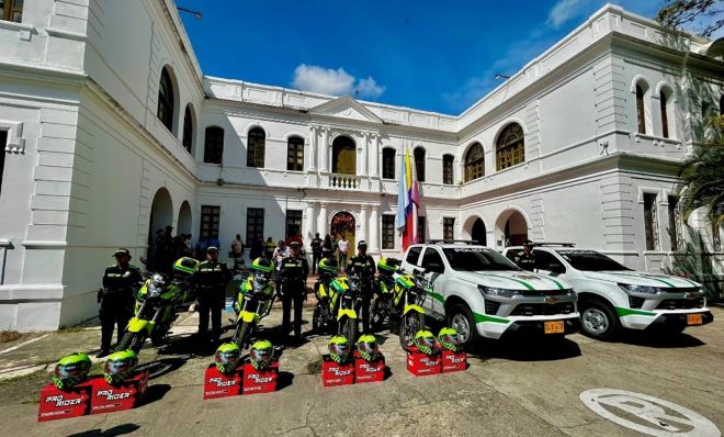 la policía nacional con automotores policiales