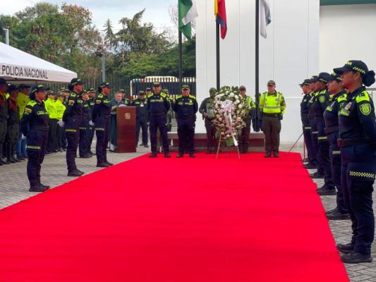 la policía nacional rinde homenaje a victimas de conflicto armado