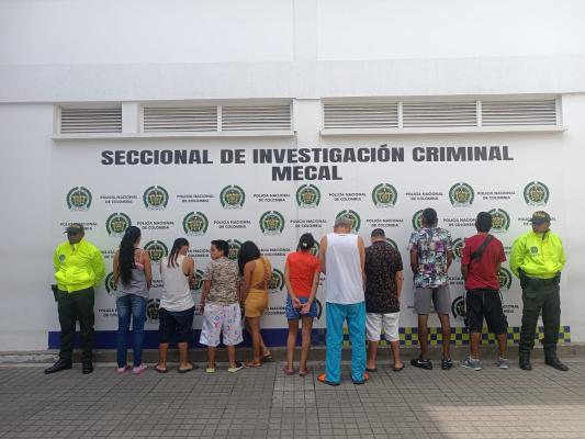 ‘La Ponceña’ y ‘Los Bananeros’ capturados por tráfico de drogas sintéticas y comestibles Personas capturadas-policías custodiando