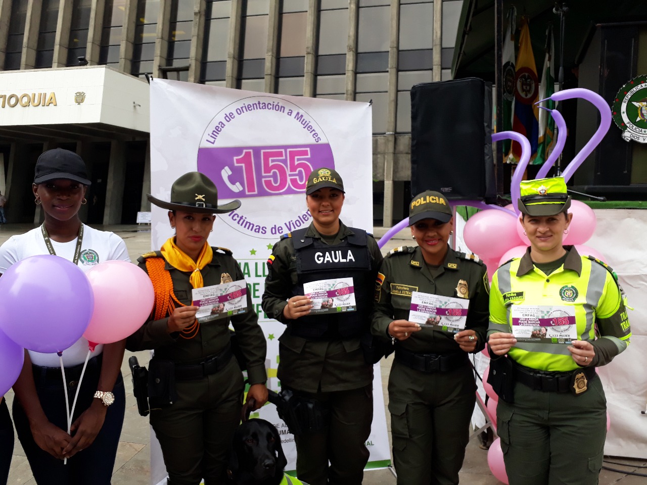 Mujeres policías con volante en sus manos rechazan maltrato contra la mujer