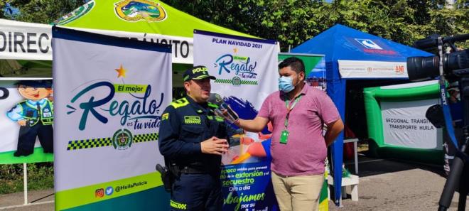 Más de 120 Policías integran el componente especial para apoyar la movilidad y acompañamiento a los viajeros en esta temporada  Policía dando entrevista