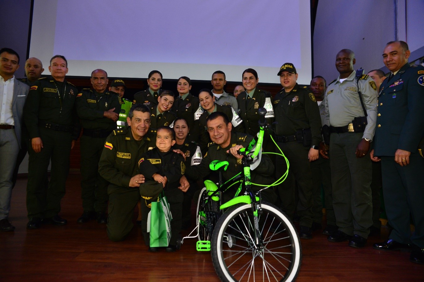 Momento del reconocimiento a Sebastian como Policía Honorifico