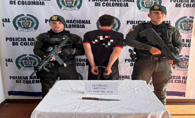 Hombre Capturado con arma cortopunzante en medio de dos polic&iacute;as