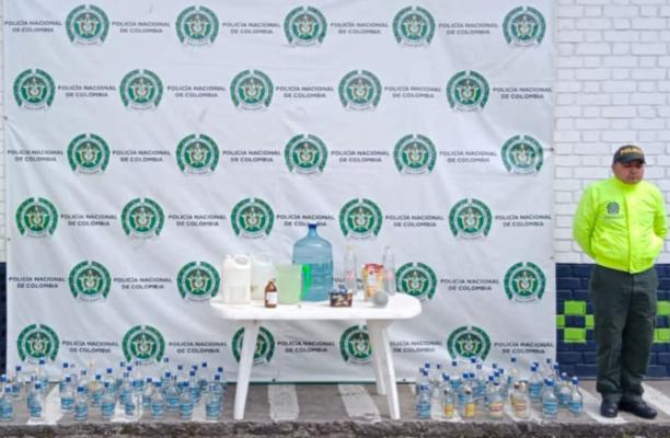 Incautamos 4 millones en licor adulterado  Esta vez fue una vivienda en la avenida Colombia donde se encontró el producto.