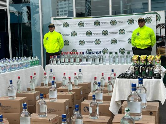 Más de 1.300 botellas de aguardiente, tequila y whiskey falsificados fueron incautados en Cali Más de 1.300 botellas de aguardiente, tequila y whiskey falsificados fueron incautados en Cali