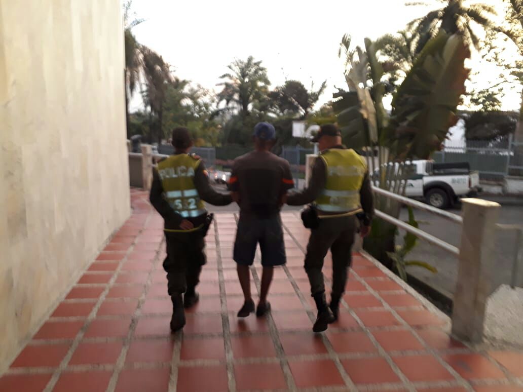 incautacion de licor adulterado buenaventura policia valle incautacion-licor-adulterado-buenaventura-policia-valle