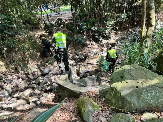 limpieza-quebrada-por-policías