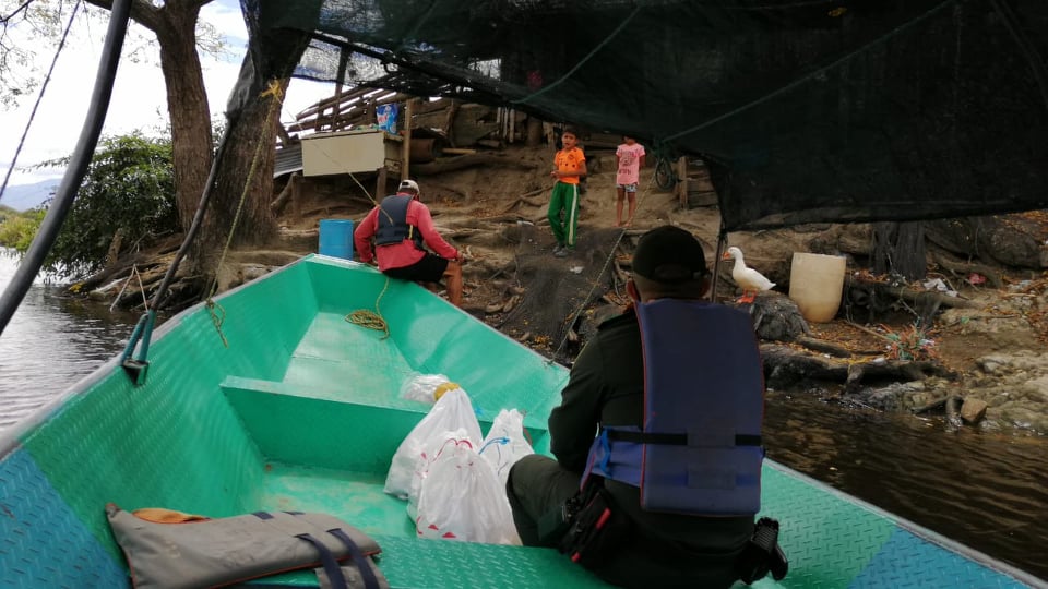 En Canoa se realizó el desplazamiento a puerto Ceboruco  llegada_en_canoa