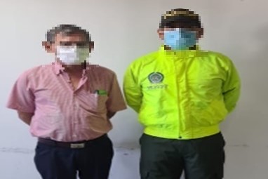 una persona capturada-policía custodiando