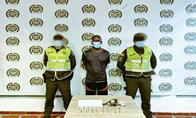 Lo capturamos en flagrancia con un revólver y 23 cartuchos  Lo capturamos en flagrancia con un revólver y 23 cartuchos