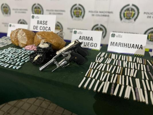 Los descubrimos dosificando al menos seis mil dosis de estupefacientes en la Comuna 15 de Cali Los descubrimos dosificando al menos seis mil dosis de estupefacientes en la Comuna 15 de Cali