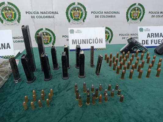 A ‘Los del Filo’ se les incautó un poderoso revólver con el que al parecer habrían cometido seis homicidios. A ‘Los del Filo’ se les incautó un poderoso revólver con el que al parecer habrían cometido seis homicidios.